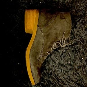 Gray Carlos shoes with small heel